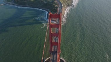 Golden Gate Köprüsü 'nde giden arabaların hava görüntüleri. Boğaz boyunca uzanan büyük kırmızı çelik asma köprü. San Francisco, California, ABD.