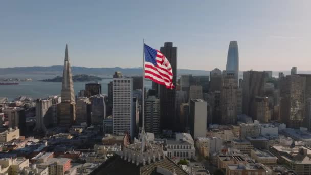 Σύρετε Και Πανό Πλάνα Των Ηπα Σημαία Κυματίζει Στον Άνεμο — Αρχείο Βίντεο