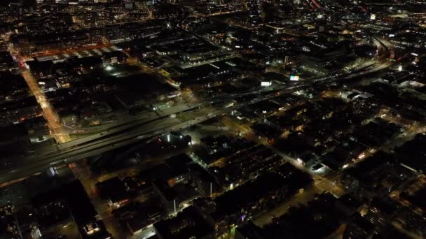 Ночной Обзор Движения Многополосной Магистральной Дороге Ведущей Через Городской Район — стоковое видео