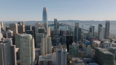 Modern şehir merkezindeki görkemli Satış Gücü Kulesi 'nin çevresindeki hava kaydırağı ve pan görüntüleri. San Francisco, California, ABD.