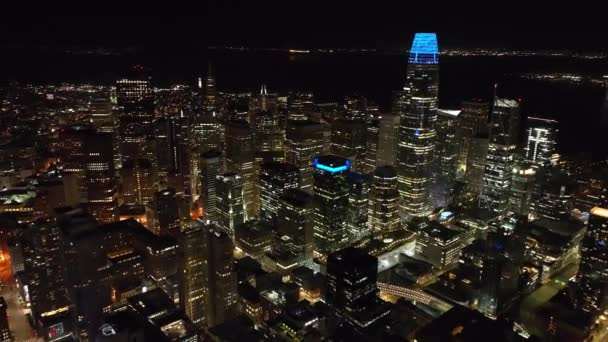 夜金融地区の近代的なビジネスビルの空中映像 米国カリフォルニア州サンフランシスコ — ストック動画