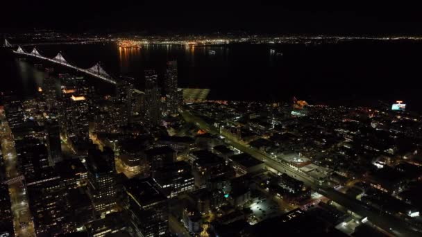 Éjszakai Felvétel Tengerparti Kerületről Magasról Légi Felvétel Forgalomról Autópályán Bay — Stock videók