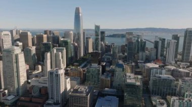 Sahildeki modern gökdelenler. Finans Bölgesi 'ndeki yüksek katlı ofis binalarının hava panoramik görüntüleri. San Francisco, California, ABD.