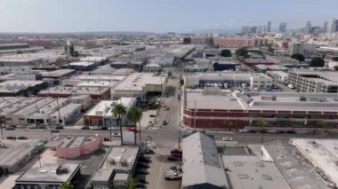 Şehir merkezindeki şehir merkezinin üzerinde ilerliyorlar. Düz çatılı iş ve lojistik binaları. Los Angeles, Kaliforniya, ABD.