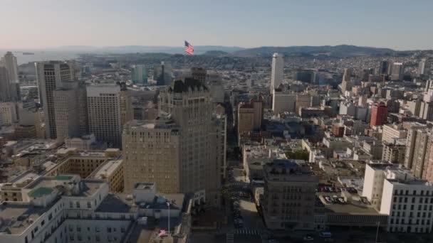 Vpřed Letí Nad Město Velká Americká Vlajka Tyči Vrcholu Hotelu — Stock video