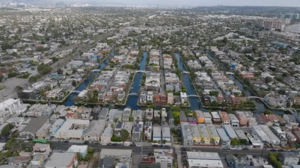 Bostadskvarter Med Vattenkanaler Och Tät Stadsutveckling Från Höjd Flygfoto Panoramautsikt — Stockvideo