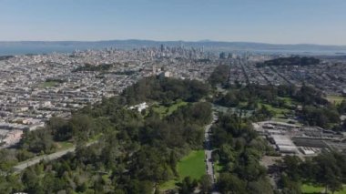 Metropolis 'in hava panoramik görüntüleri. Golden Gate Parkı 'ndan güneşli bir günde büyük şehir manzarası. San Francisco, California, ABD.