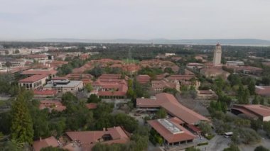 Leland Stanford Junior Üniversitesi 'nin geniş kampüsünün havadan görünüşü. İleri doğru binaların üzerinde uçar. Stanford, California, ABD.