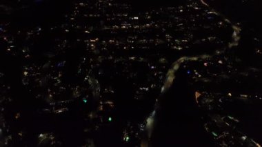 Şehir merkezinde gece vakti yolda giden araçların yüksek açılı görüntüsü. Los Angeles, Kaliforniya, ABD.