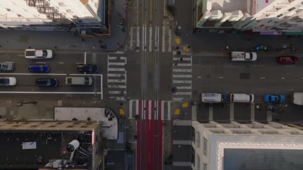 Pohled Ptačí Perspektivy Křižovatku Křižovatky Obklopenou Rozvojem Města Vozidla Jedoucí — Stock video