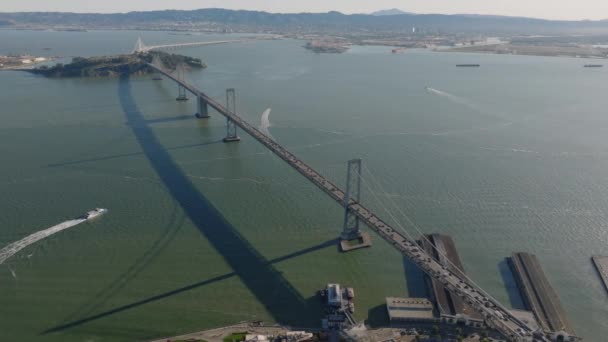 ラッシュ時にサンフランシスコオークランドベイブリッジの空中スライドとパンの映像 水にまたがる忙しい高速道路の橋 米国カリフォルニア州サンフランシスコ — ストック動画