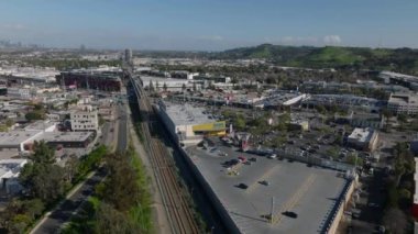 Forvetler önemli caddelerin üzerinde uçar. Demiryolu köprüsü altında yoğun trafik var. Los Angeles, Kaliforniya, ABD.