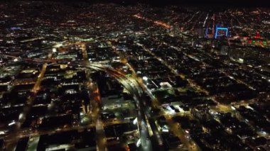 Metropolis 'in geceleri çekilmiş panoramik görüntüleri. Şehir merkezindeki çok şeritli caddede yoğun trafik var. San Francisco, California, ABD.