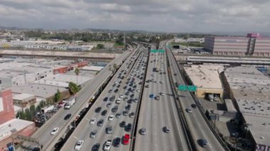 Metropolis 'teki işlek çoklu şeritli otoyol ve kavşağın hava görüntüleri. Yoğun trafik ve ulaşım altyapısı. Los Angeles, Kaliforniya, ABD.