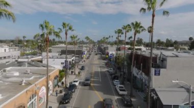 Avuç içleriyle bulvarın üstünde uçuyorlar. Şehirdeki caddelerde araba ve bisikletçiler sürüyor. Los Angeles, Kaliforniya, ABD.