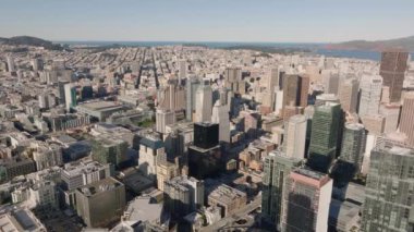 İş bölgesindeki yüksek binaların üzerinden uçuyor. Büyük şehrin havadan panoramik görüntüsü. Meşhur Golden Gate Köprüsü. San Francisco, California, ABD.