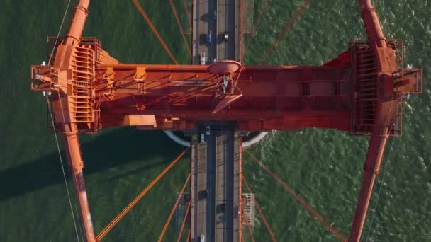 从上至下是著名的金门大桥大红色钢结构的升降镜头 在海峡上多车道公路上行驶的车辆 美国加利福尼亚州旧金山 — 图库视频影像