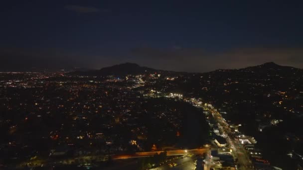 夜は街の上を飛ぶ 住宅街区や街路灯 米国カリフォルニア州ロサンゼルス — ストック動画