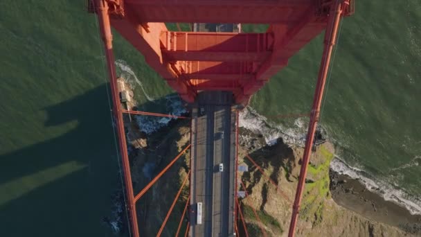 著名金门大桥的大规模红钢施工 鸟瞰海峡的桥头 美国加利福尼亚州旧金山 — 图库视频影像