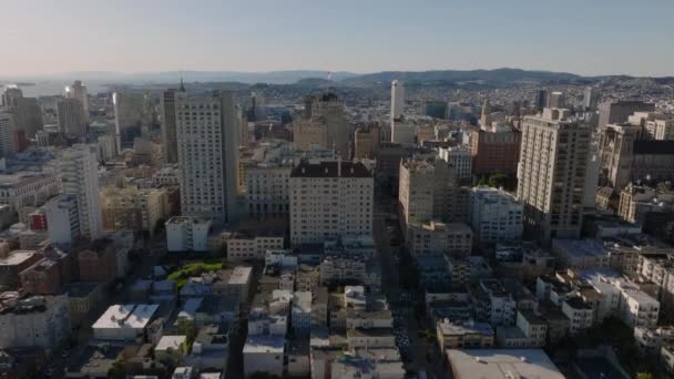Şehir Merkezindeki Şehir Gelişiminin Havadan Görüntüsü Şehirdeki Binaların Üzerinden Ileriye — Stok video