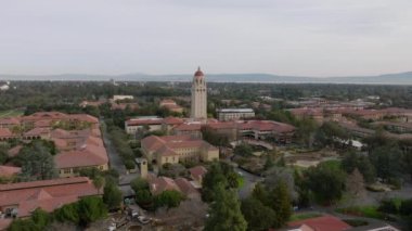 Standford Üniversitesi kampüsündeki Hoover Kulesi 'nde turist çekimleri. Stanford, California, ABD.