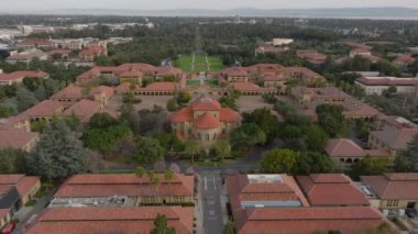 Stanford Üniversitesi kampüsünün merkez kısmının klişe, ana meydan ve park manzarası. Stanford, California, ABD.