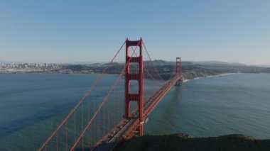 Ünlü Golden Gate Köprüsü 'nün hava görüntüsü. Su yüzeyinde ve arka planda devasa çelik asma köprü var. San Francisco, California, ABD.