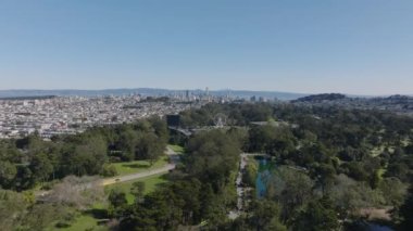 Metropolis 'teki büyük şehir parkının üzerinde ilerliyorlar. Ağaçları, çimleri, gölü, müzeleri ve eğlenceleri olan Golden Gate Parkı. San Francisco, California, ABD.