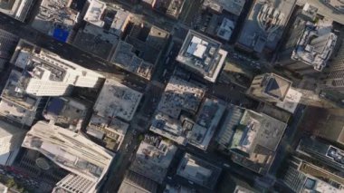 Şehir merkezindeki caddelerde trafiğin en yüksek görüntüsü. Sokak şebekesi tarafından dizilmiş binalar. San Francisco, California, ABD.