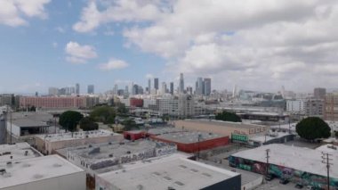 Şehir merkezindeki binaların üzerinden uçuyor. Arka planda şehir merkezindeki gökdelenler. Los Angeles, Kaliforniya, ABD.