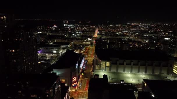 Imágenes Aéreas Ciudad Nocturna Adelante Vuelan Por Encima Calle Iluminada — Vídeos de Stock