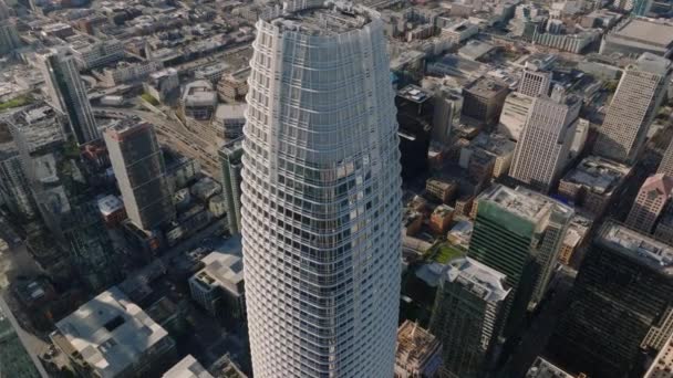 从宏伟的销售大楼顶上飞过 现代方尖碑形摩天大楼 美国加利福尼亚州旧金山 — 图库视频影像
