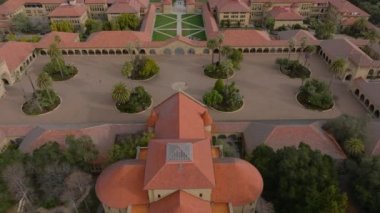 Ana Avlu 'nun yüksek açılı manzarası atari salonlu evlerle çevrili. Stanford Üniversitesi Kampüs Panoraması 'nı göster. Stanford, California, ABD.