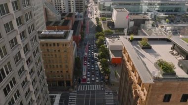 Şehirdeki tek şeritli caddede yoğun trafiğin yüksek açılı görüntüsü. Yollar iş yerinin üzerinde uçar. San Francisco, California, ABD.