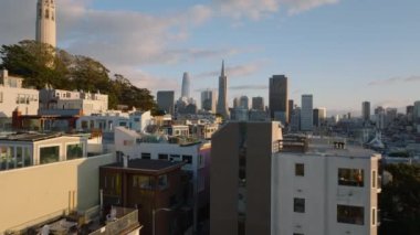 Şehir merkezindeki binaların üzerinde alçak uçuş. Şehir merkezindeki gökdelenlerle gökdelenler açılıyor. San Francisco, California, ABD