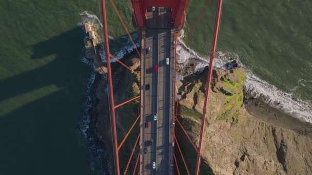黄昏时分 金门大桥上上下下的交通景观 飞越大悬索桥塔顶 美国加利福尼亚州旧金山 — 图库视频影像