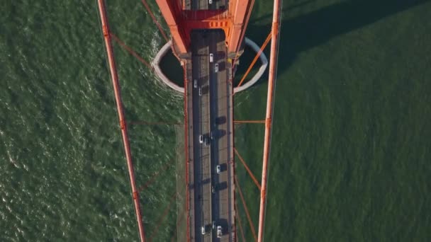 海峡跨河大桥繁忙道路高角图 黄金时代金门大桥的迷人景色 美国加利福尼亚州旧金山 — 图库视频影像