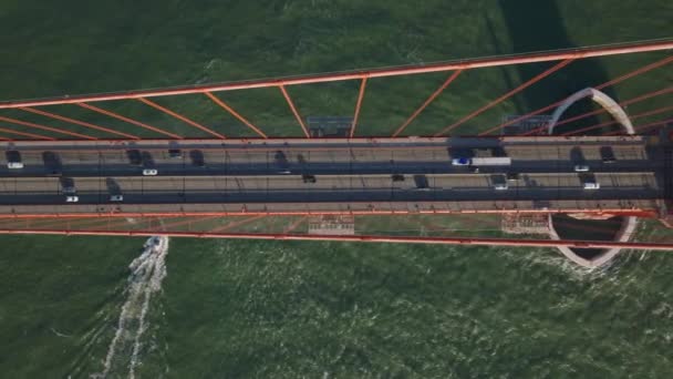 从上往下拍摄著名的红色悬索桥上的交通画面 海湾水面上的金门大桥 美国加利福尼亚州旧金山 — 图库视频影像
