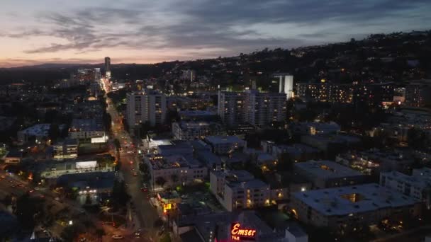 Geceleri Şehir Merkezindeki Şehir Merkezinin Üzerinde Ilerliyorlar Şehirdeki Çok Katlı — Stok video