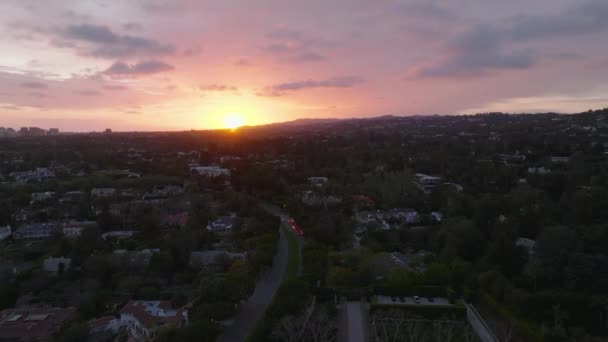 カラフルな夕日の空に対して住宅郊外の空中パノラマビュー 米国カリフォルニア州ロサンゼルス — ストック動画