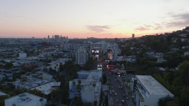 Gün Batımında Metropolis Teki Binaların Üzerinden Ileriye Doğru Uçuyor Renkli — Stok video