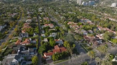 Özel adreslerde ikametgah ve caddelerin üzerinden uç. Beverly Hills ilçesi, yükseklikten. Los Angeles, Kaliforniya, ABD