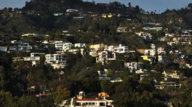 Yokuşta inşa edilmiş evler. Altın Saati 'nde yerel bir şehir ilçesi. Los Angeles, Kaliforniya, ABD
