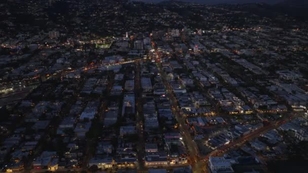 Voorwaarts Vliegen Boven Residentiële Stadsdeel Nachts Tilt Onthullen Heuvels Boven — Stockvideo
