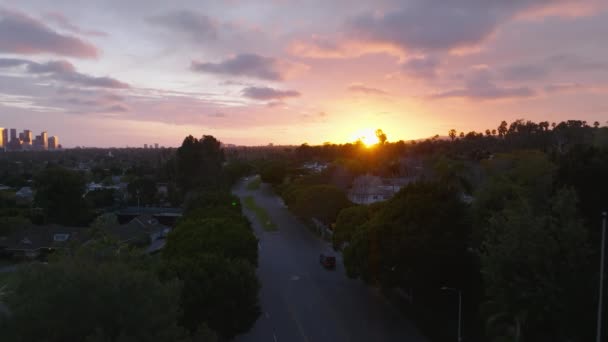Metropolis Üstündeki Renkli Günbatımının Manzarası Şehir Yerleşim Bölgesinden Geçen Yol — Stok video