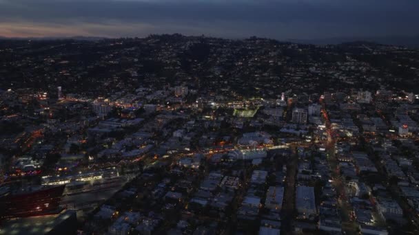 Воздушно Восходящий Снимок Освещенных Оживленных Улиц Зданий Городском Районе Ночью — стоковое видео