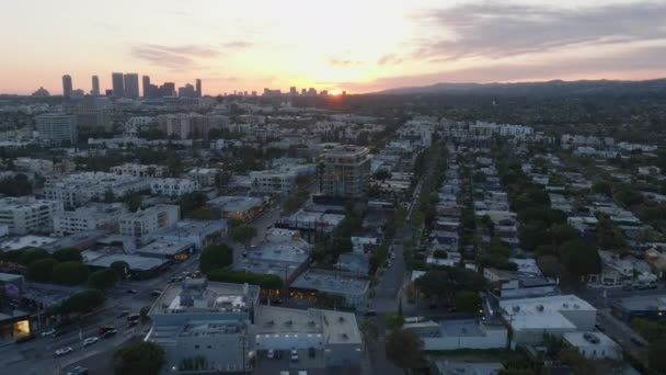 Vista Aérea Borough Urbano Crepúsculo Silhuetas Edifícios Altos Contra Colorido — Vídeo de Stock