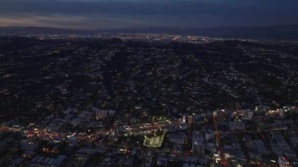 Şehrin Yukarısındaki Tepelerde Gece Çekimleri Metropolis Sokaklarının Evlerin Havadan Görünüşü — Stok video