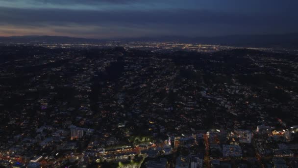 Geceleri Şehrin Hava Panoramik Görüntüleri Tepelerdeki Yerleşim Yerlerindeki Evler Los — Stok video