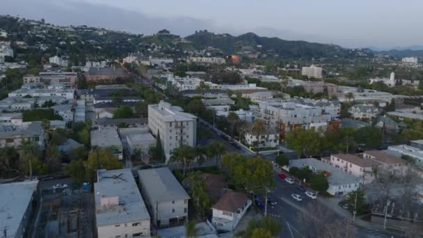 Luftaufnahmen Von Mehrstöckigen Wohngebäuden Stadtbezirk Wohnsitze Hügeln Über Der Stadt — Stockvideo